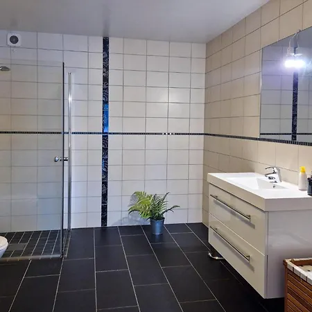 Amazing In With House Sea View Apartman